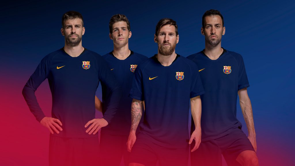Zmiana herbu logo FC Barcelona. Wizualne przedstawienie piłkarzy barcelony z lowym herbem na piersiach