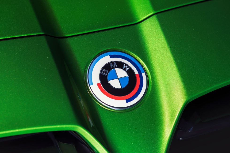 Przybliżenie na nowe stare logo BMW serii M widziane na zielonej sportowej karoserii